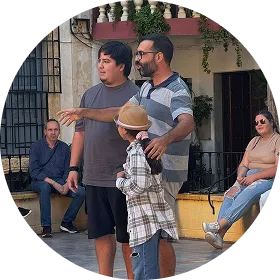 Personas conversando en la calle durante una salida de evangelización