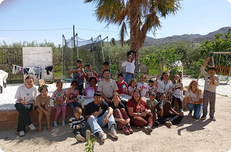 Foto de grupo de niños y monitores al aire libre
