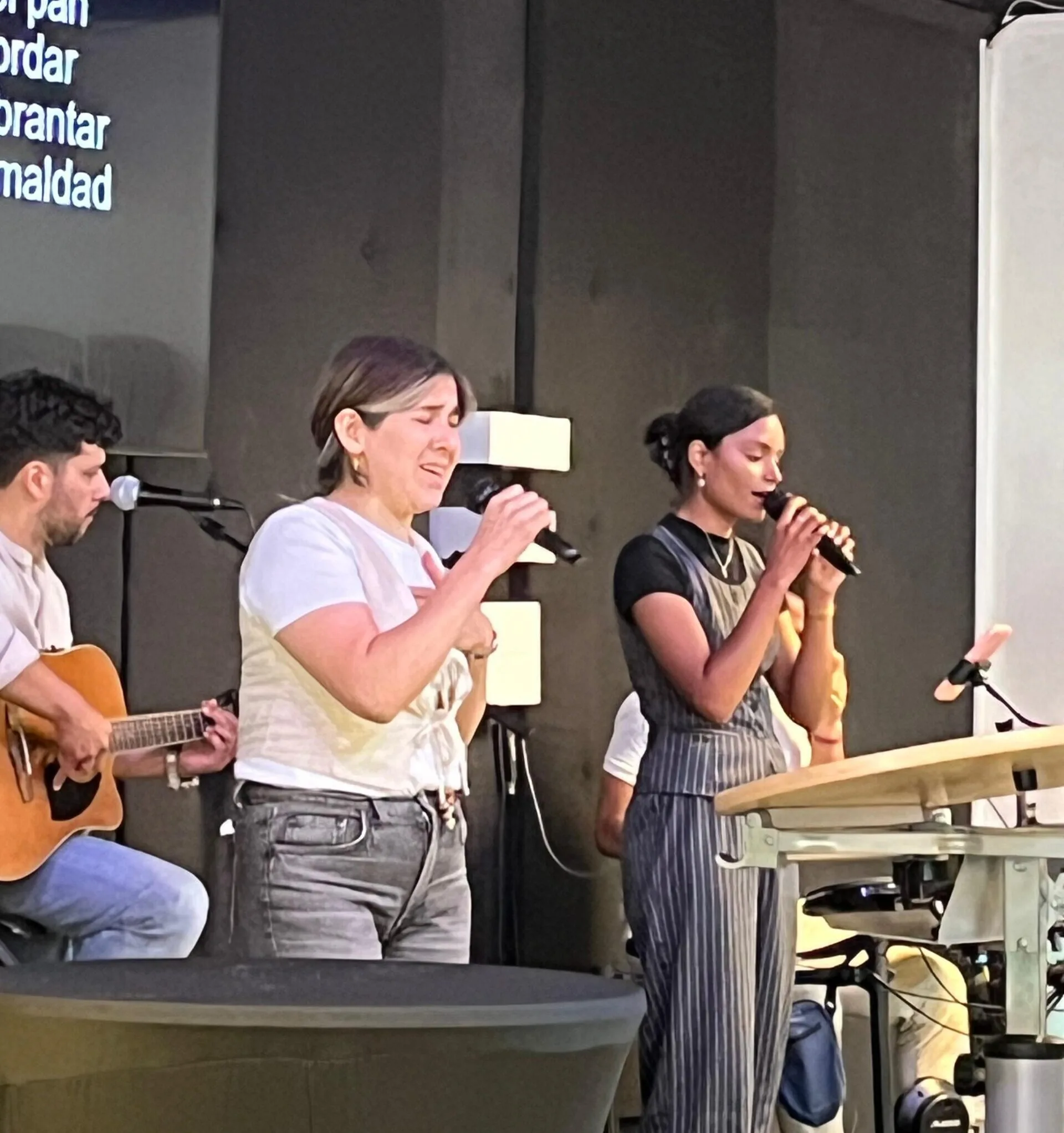 Dos cantantes y un guitarrista dirigiendo la alabanza