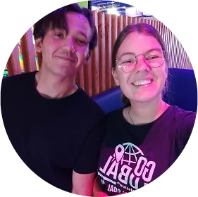 Dos voluntarios sonriendo durante un evento de la iglesia