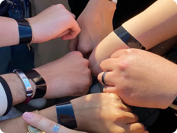Manos de un grupo de jóvenes unidas en el centro