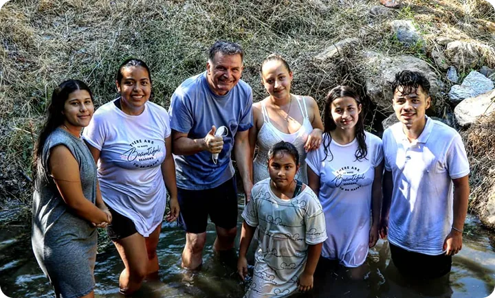 Bautismo en el mar: un grupo de la iglesia dentro del agua