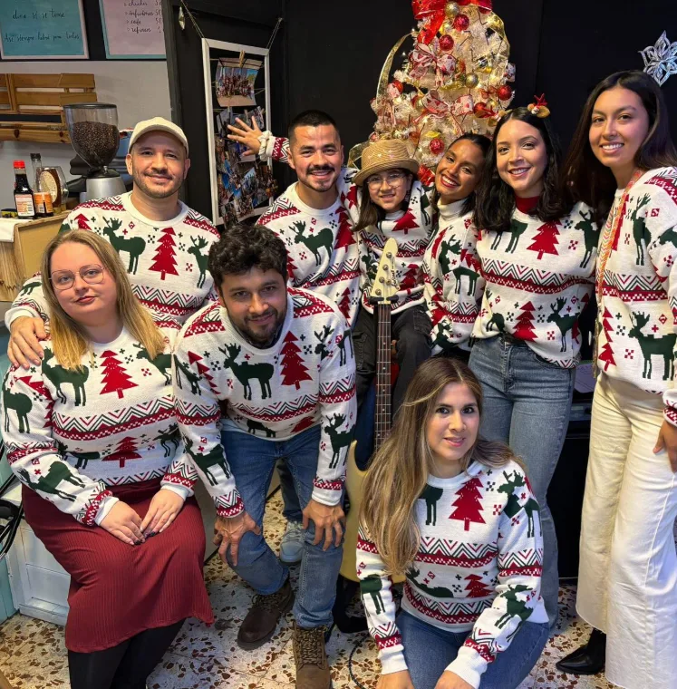 El equipo con jerséis navideños en la fiesta de Navidad