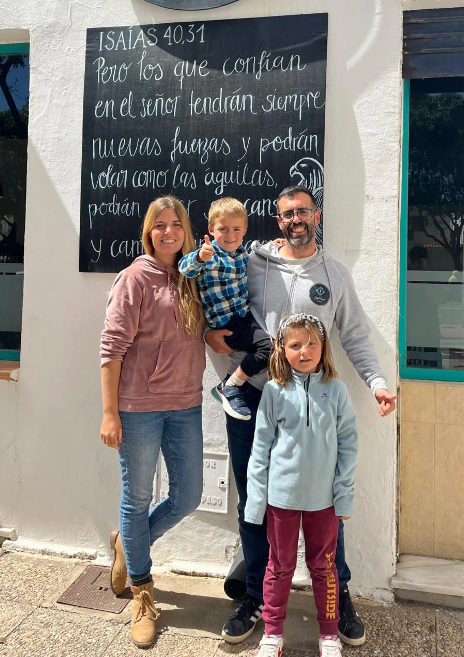 Alfonso y Karmen Castelo, pastores asistentes, con su familia