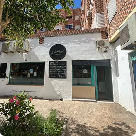 Fachada del local de Lifepoint en Almería, con la puerta turquesa abierta