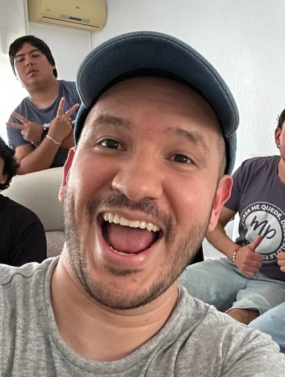 Miembros de un grupo pequeño reunidos en casa